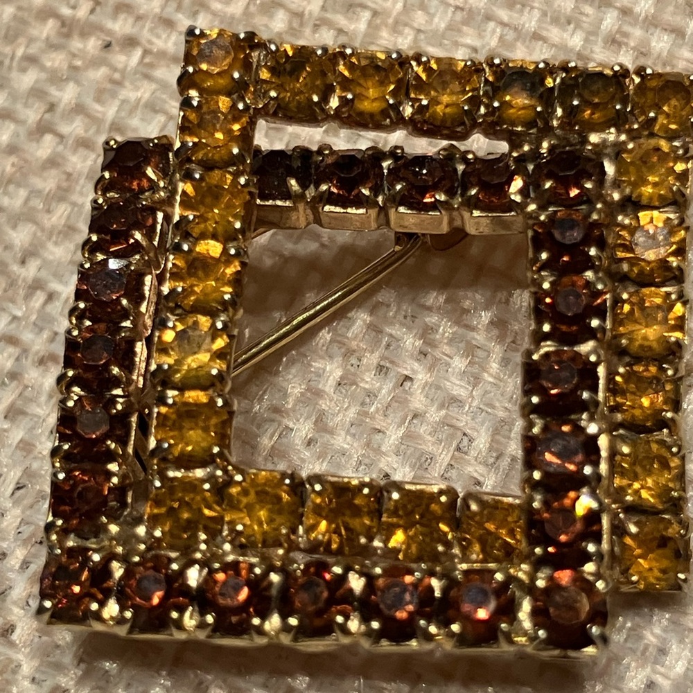 CRYSTAL BROOCH PRONG SET GOLD AND BURGANDY/PURPLE COLOR